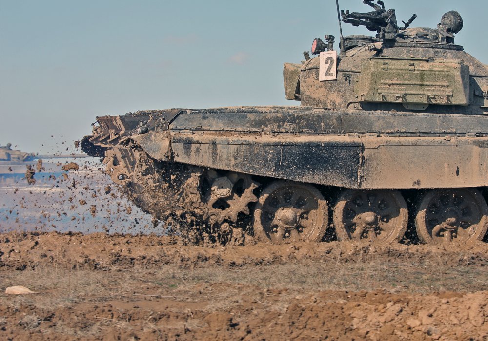 История танкового биатлона началась в конце 70-х годов прошлого века на одном из полигонов Краснодарского края, где стрельбу из танков на "танковой директрисе" называли биатлоном.