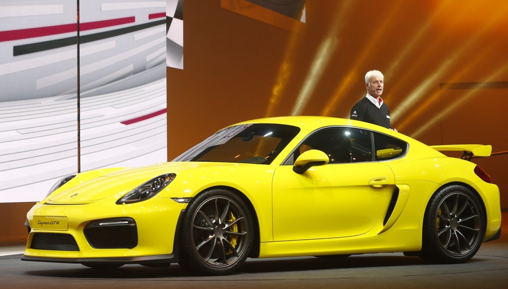 Технических характеристик  спорткупе Porsche Cayman GT4 хватает, чтобы разгоняться с места до первой сотни за 4,4 секунды при максимальной скорости 295 км/ч. © REUTERS