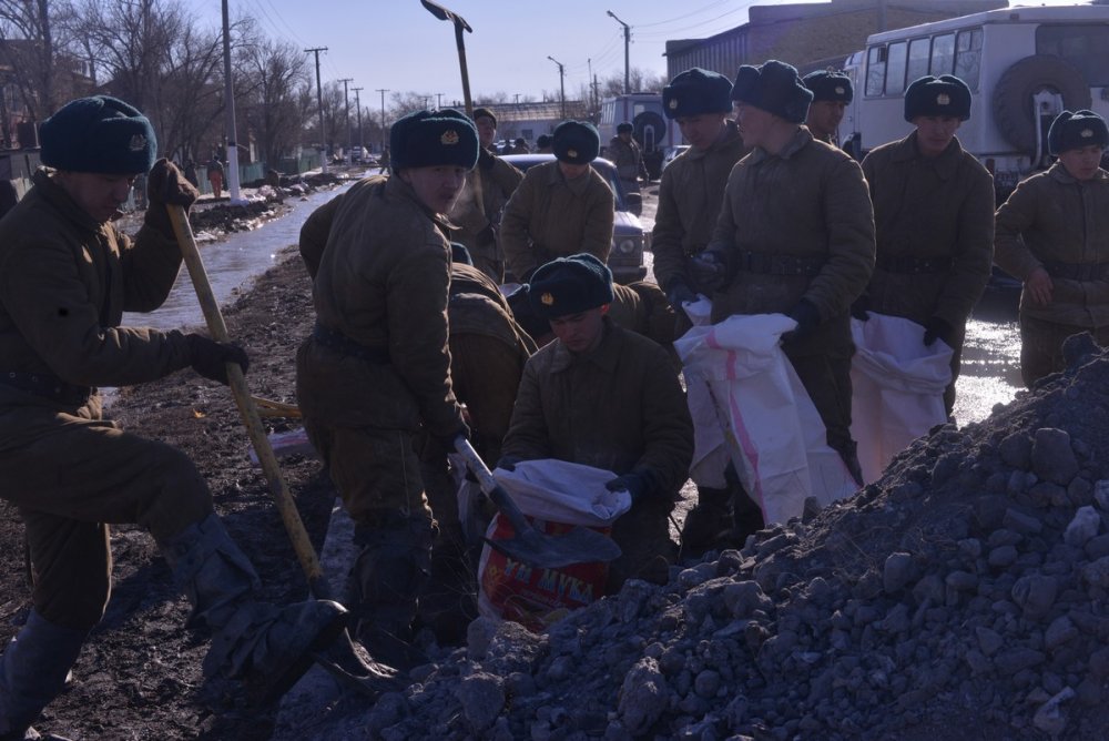 На месте с 25 марта работают 84 военнослужащих из регионального командования "Орталык".