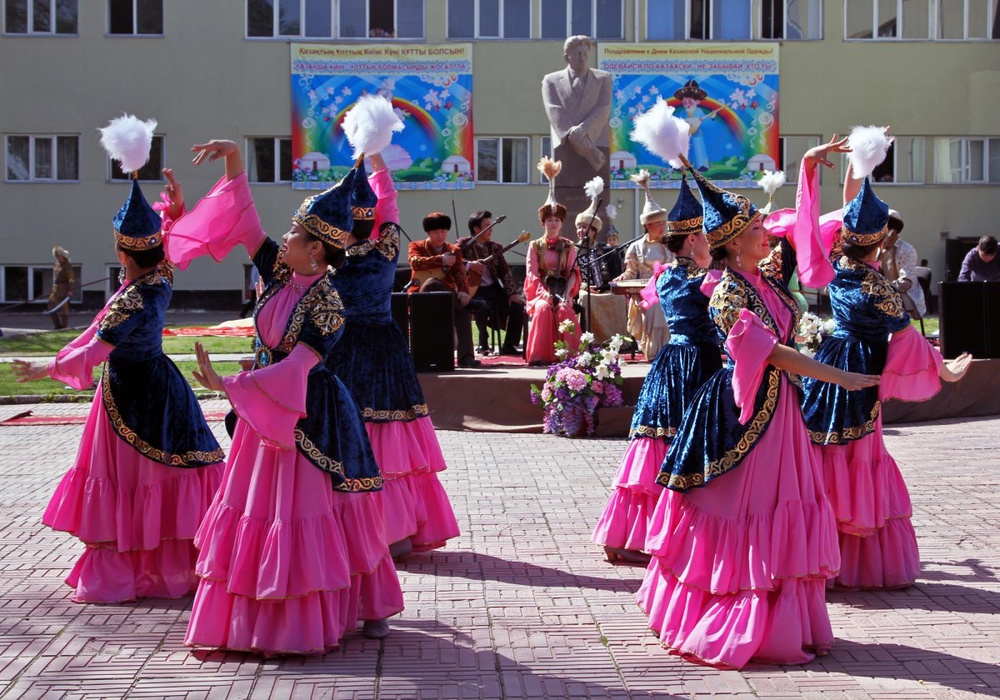 А девушки танцевали... Фото © Роза Есенкулова