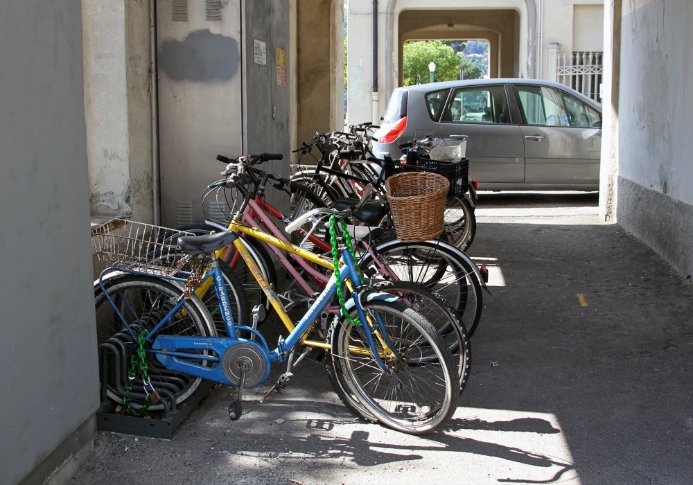 Никто не ворует велосипеды и мопеды. Их можно оставлять на стоянке без цепи. ©Роза Есенкулова