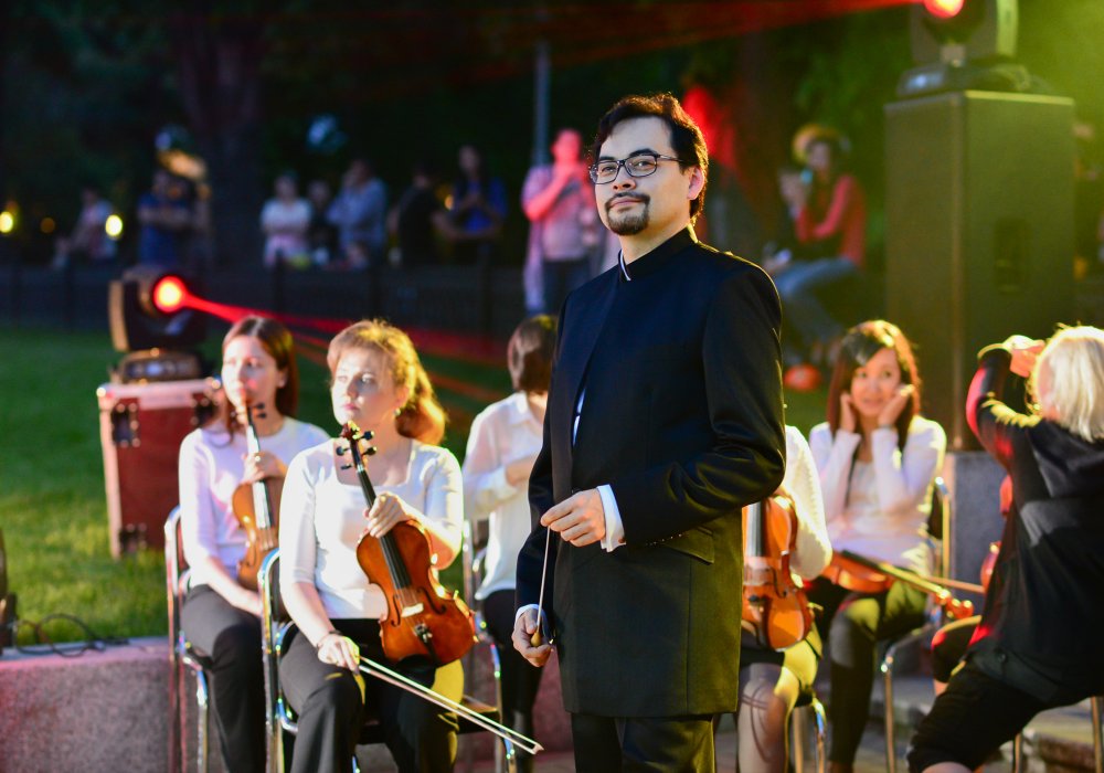 В съемках ролика принял участие оркестр ГАТОБ имени Абая под руководством дирижеров Алана Бурибаева и Ерболата Ахмедьярова.