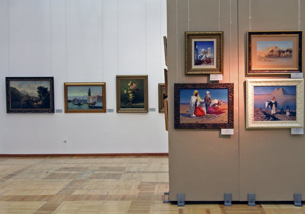 Выставка перед аукционом "Изобразительное искусство и предметы коллекционирования". ©Николай Колесников