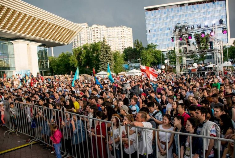  хотя прогноз погоды не предвещал осадков. Фотографии с сайта концертного фото <a href="http://onparty.me/spirit-of-tengri-2015">onparty.me</a>