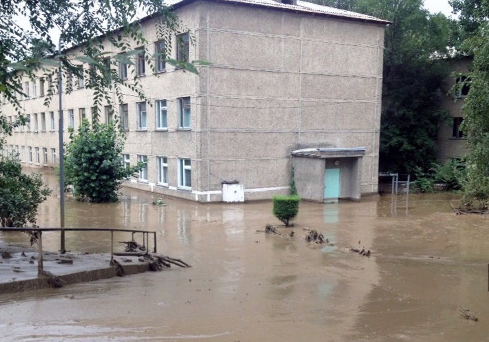 Подтопило школу в Наурызбайском районе. Фото © Владимир Прокопенко