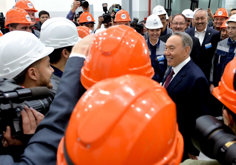 Во время посещения завода по производству бронированных колесных машин совместного предприятия ТОО "Казахстан Парамаунт Инжиниринг". Астана, 30 ноября 2015 года.