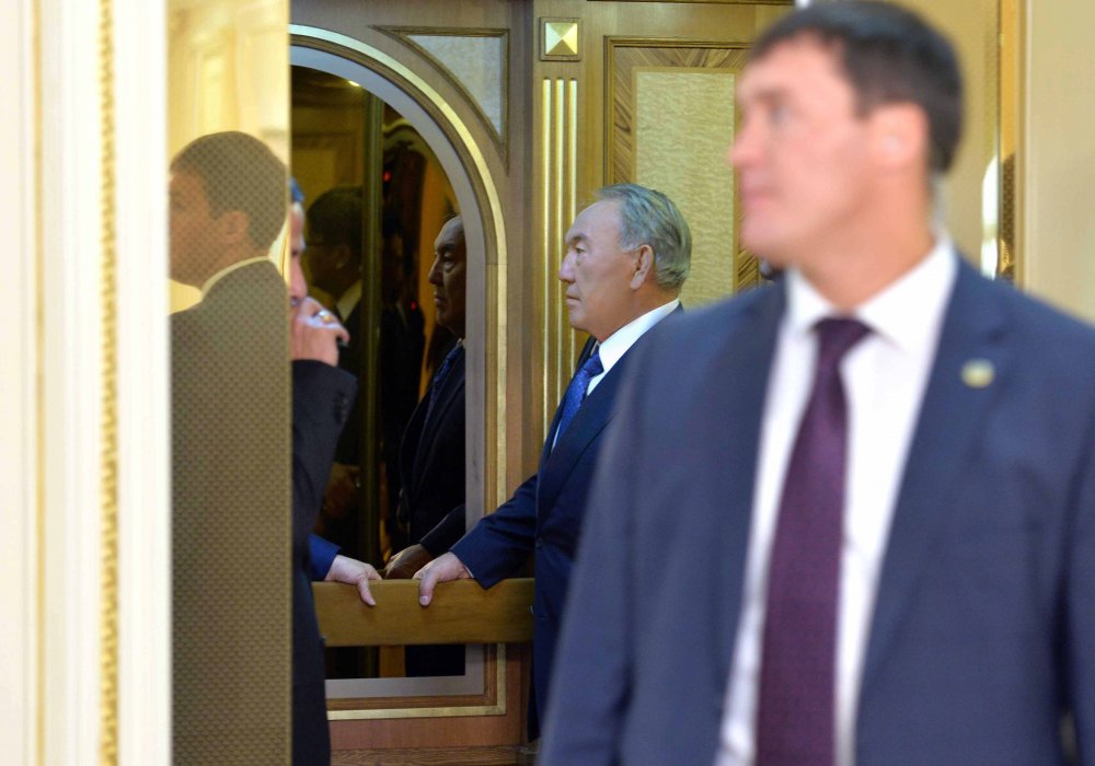 До встречи с премьер-министром Японии Синдзо Абэ. Астана, Акорда, 27 октября 2015 года. 