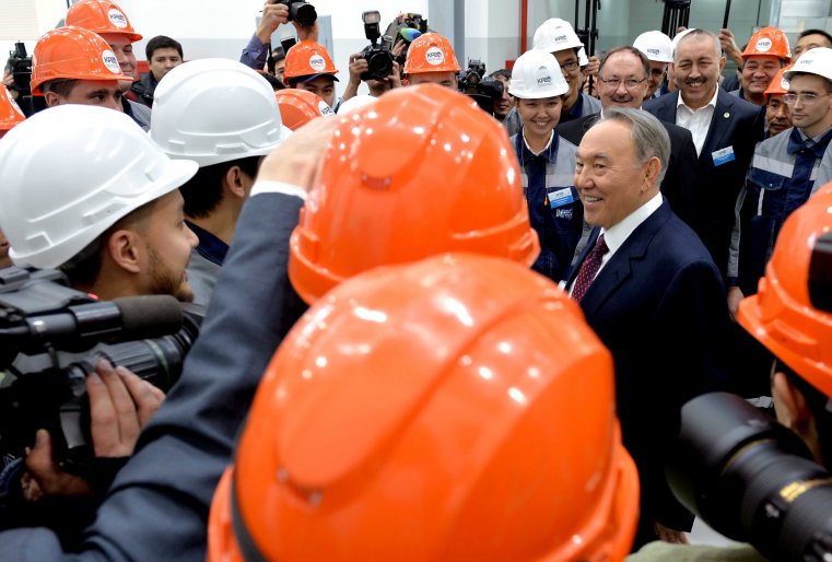 Во время посещения завода по производству бронированных колесных машин совместного предприятия ТОО "Казахстан Парамаунт Инжиниринг". Астана, 30 ноября 2015 года.