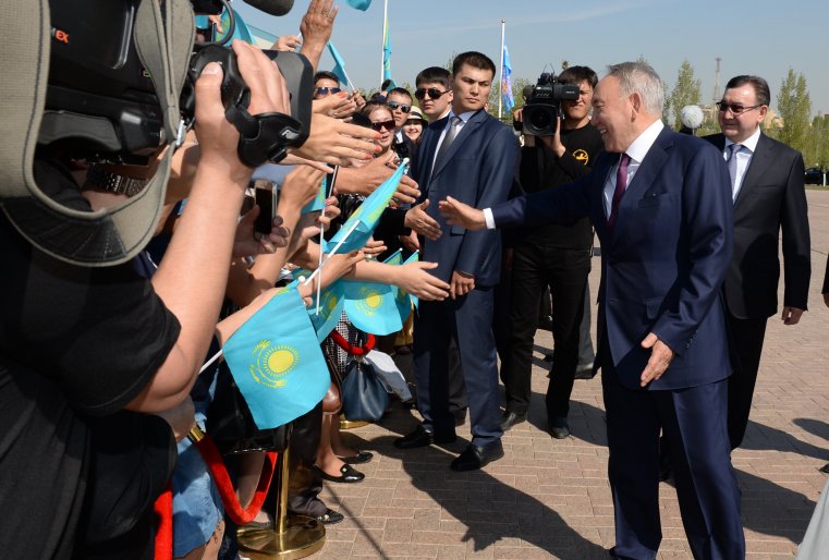 После церемонии возложения цветов к монументу "Отан Ана". Астана, площадь "Отан қорғаушылар", 8 мая 2015 года.