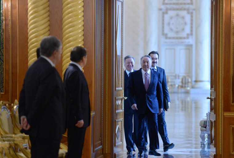 До начала заседания Совета национальных инвесторов. Астана, Акорда, 11 апреля 2014 года.
