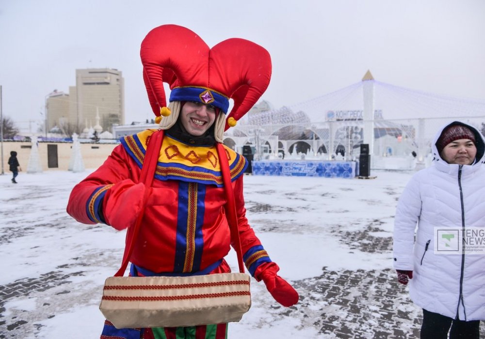 Хотя городские власти и говорят, что в этом году применено особое дневное цветовое решение. Благодаря новым технологиям арки и кронштейны будут работать и украшать город не только в ночное время, но и днем.