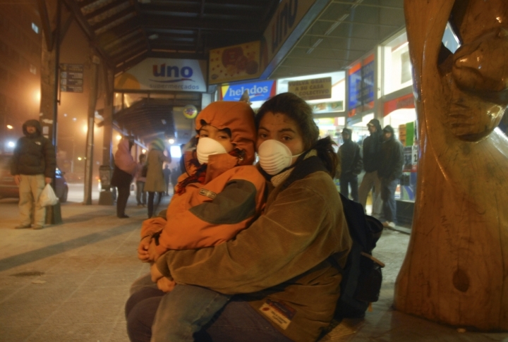 Женщина и ее ребенок одели защитные маски, чтобы уберечься от вулканического пепла. ©REUTERS/STR New