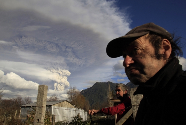 Местные жители наблюдают за извержением и не покидают свои дома. ©REUTERS/Ivan Alvarado