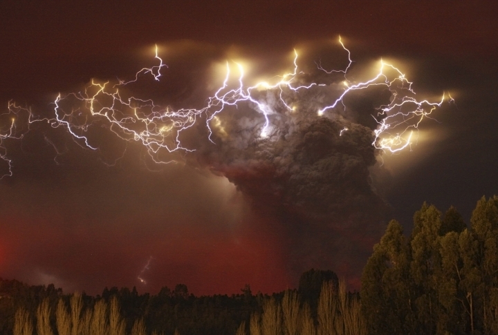 Разряды молний проходят сквозь облака пепла от извергающегося вулкана. ©REUTERS/STRINGER Chile