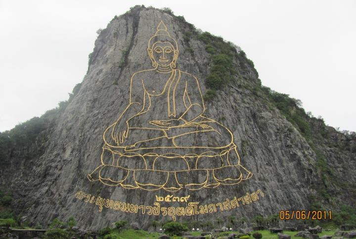 Изображение Будды высотой 160 метров рисовали военные. ©Динара Муратова