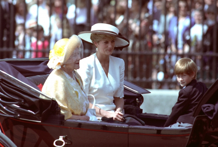 Королева Елизавета II, принцесса Диана и принц Гарри. ©REUTERS