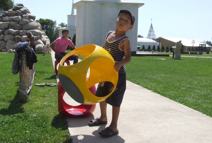 В Кыргызстане даже дети заняты делами ©Роза Есенкулова 