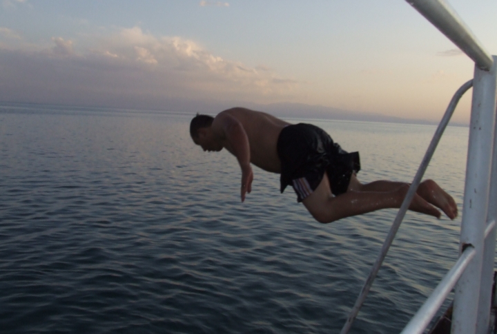 "Прыгать с пирса запрещено, глубина воды 1,8 метра". ©Роза Есенкулова 