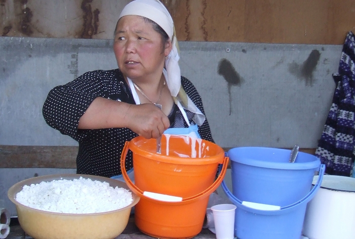 Кыргызы производят молоко, творог, сыр, сметану и масло ©Роза Есенкулова 