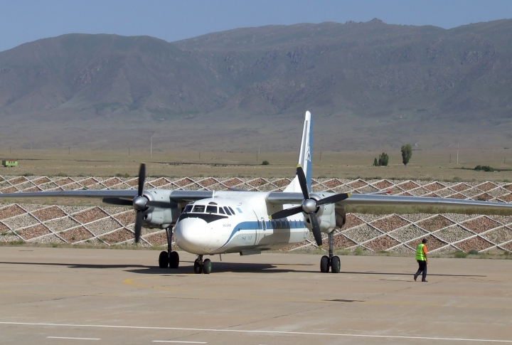 Полет из Алматы в кыргызский город Тамчи на Ан-24 занимает час ©Роза Есенкулова 