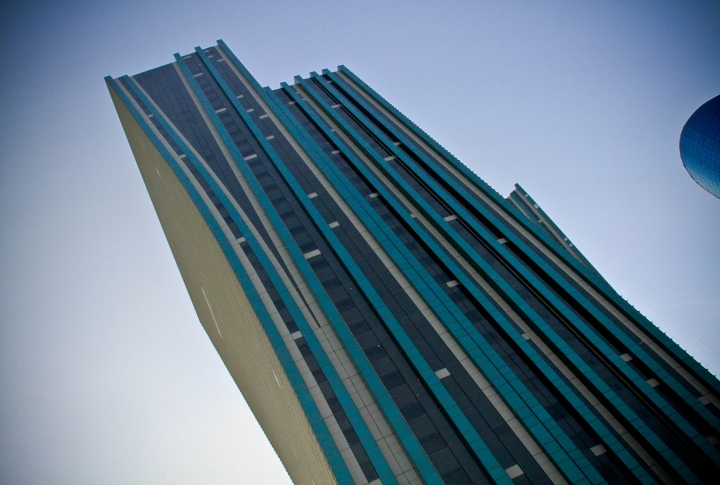 С 32 этажа площадь каждого последующего увеличивается, здание становится асимметричным с отклоняющейся на 15 метров верхней частью