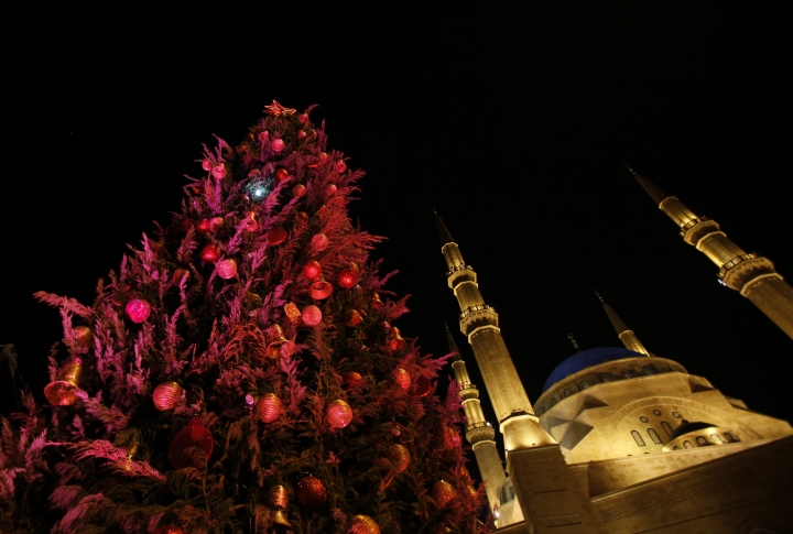 Новогодняя ель у мечети Аль-Амин в центре Бейрута, Ливан. Фото ©REUTERS\Jamal Saidi