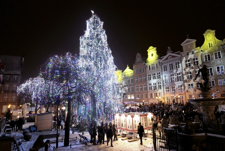 Новогодняя ель в старом городе в Гданьске, Польша. Фото ©REUTERS\Agencja Gazeta