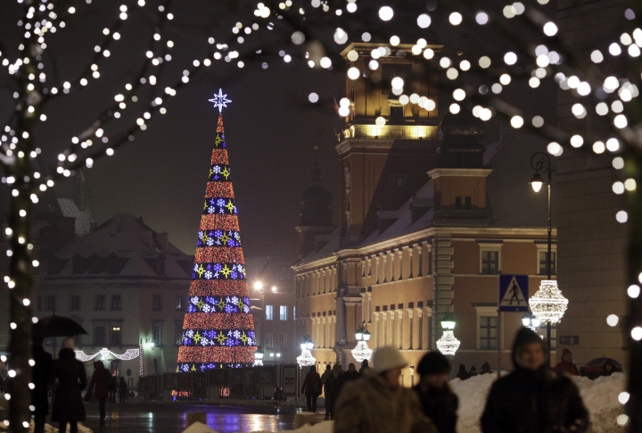 Новогодняя ель возле Королевского замка в Старом городе в Варшаве, Польша. Фото ©REUTERS\Kacper Pempel