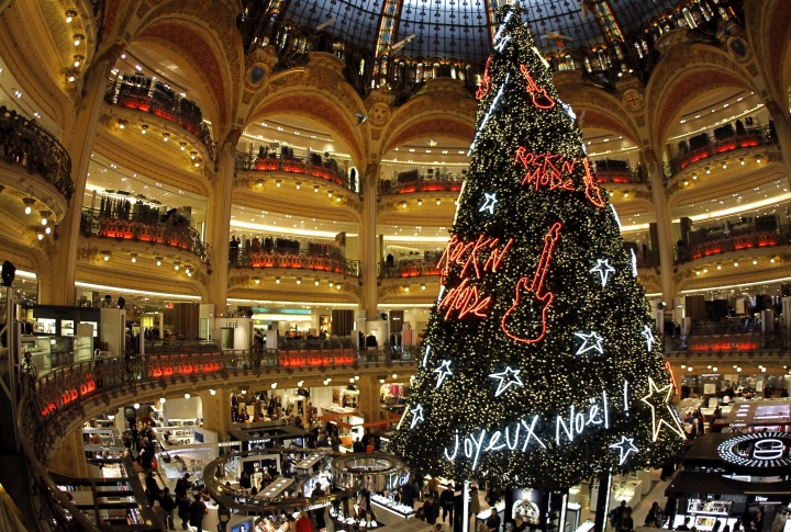 Новогодняя ель на первом этаже галереи Лафайет в Париже. Фото ©REUTERS\Charles Platiau