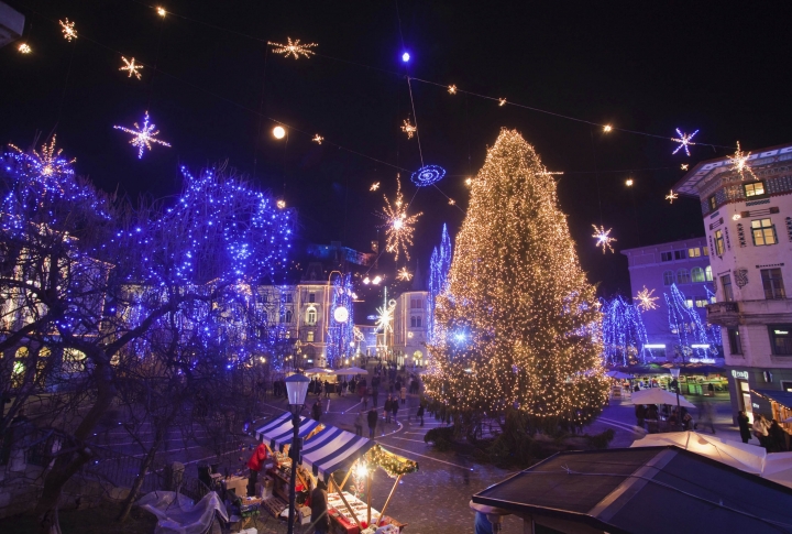 Новогодняя ель в старом городе Любляны, Словения. Фото ©REUTERS\Srdjan Zivulovic