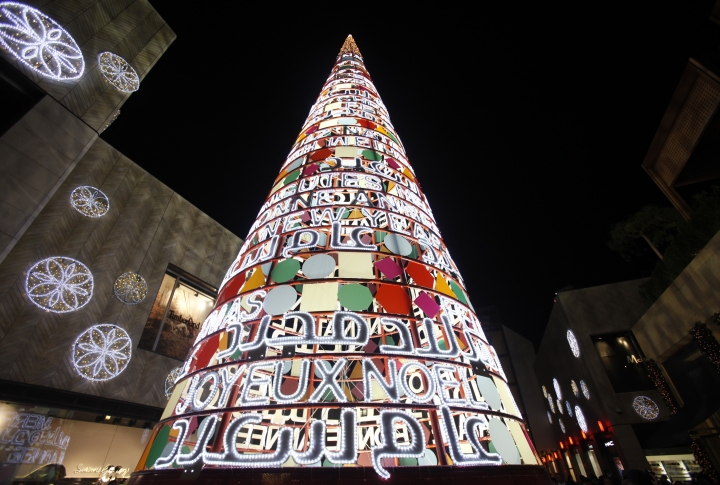 Елка со словами "Счастливого Рождества и Нового Года" на многих языках возводится к предстоящему Рождеству в Бейруте. Фото ©REUTERS\Stringer