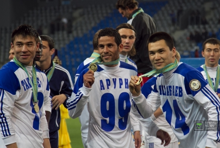 Футболисты "Ордабасы" празднуют победу в матче за Суперкубок. Фото Даниял Окасов©