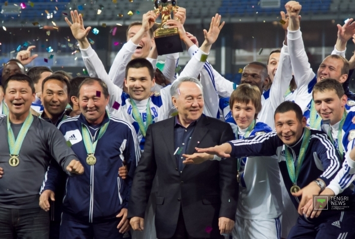 Суперкубок победителям вручал Президент Казахстана Нурсултан Назарбаев. Фото Даниял Окасов©