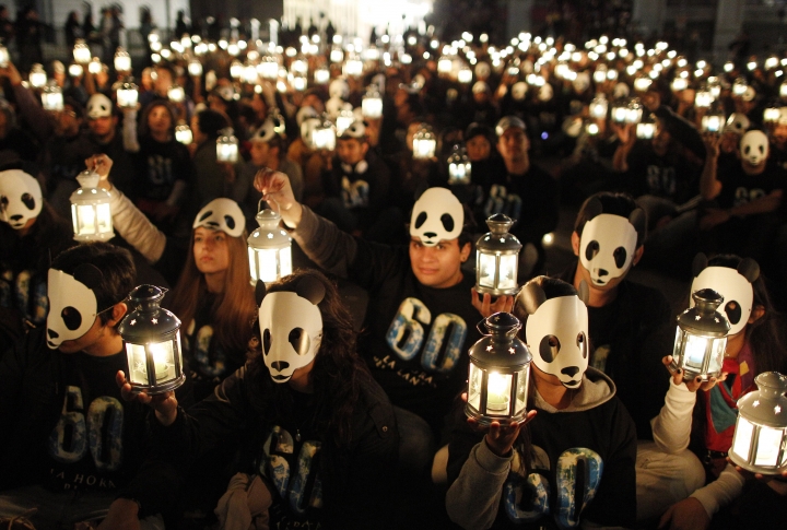 Участники акции "Час Земли" в Чили. Фото REUTERS/Eliseo Fernandez©