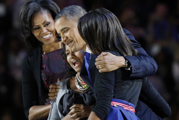 Жена и дочери поздравляют Барака Обаму. Фото ©REUTERS