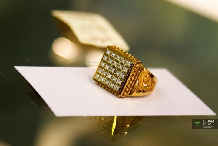 Перстень из желтого золота с бриллиантами. Фото ©Даниал Окасов