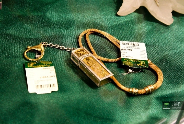 Золотой USB-флеш-накопитель. Цена 2 663 265 тенге. Фото ©Даниал Окасов