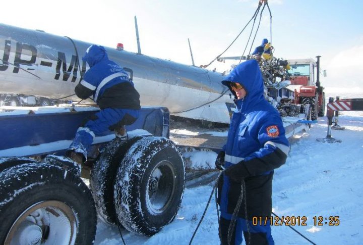 Сотрудники ДЧС убирают фрагменты вертолета. Фото ©Пресс-служба ДЧС Алматинской области