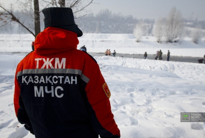 На протяжении всего крещенского дня на месте купаний дежурят сотрудники МЧС. Фото Владимир Дмитриев©