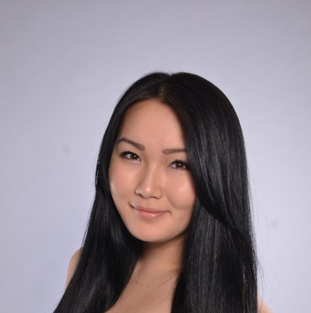 Узбекская модель из Москвы на студийных снимках и в жизни