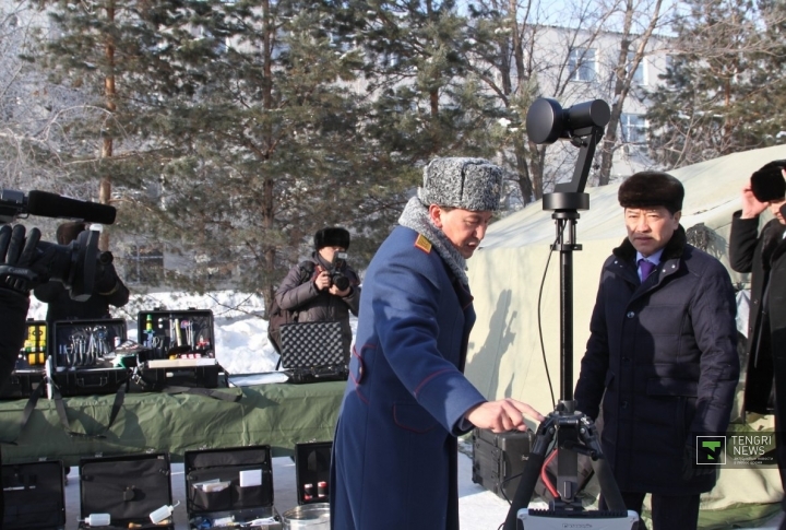 Калмуханбет Касымов знакомит Серика Ахметова со специальным оборудованием. Фото Tengrinews.kz