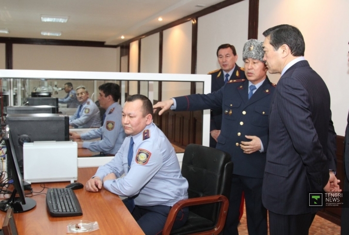 Сотрудники криминалистической службы показывают свою работу премьер-министру. Фото Tengrinews.kz