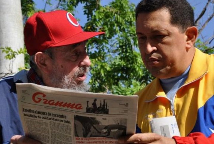 Уго Чавес с близким другом - Фиделем Кастро. Фото REUTERS/Revolution Studios/Cubadebate/Handout©