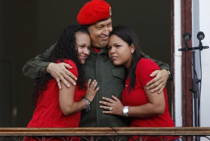 Уго Чавес с дочерьми приветствует сторонников после возвращения из Кубы, где была перенесена сложная операция. 4 июля 2011 года. Фото  REUTERS/Carlos Garcia Rawlins©