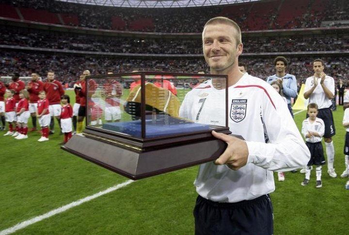 Памятная кепка - специальная награда от УЕФА за 100 матчей за национальную команду Англии. Фото  REUTERS/Michael Regan/Action Images/The FA/Pool©
