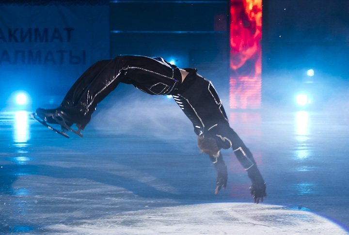 Акробат на льду Сергея Якименко. Фото Владимир Дмитриев©