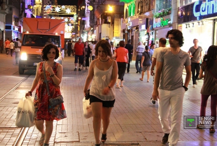 Митингующие не особо беспокоили туристов. Обойдя толпу, люди продолжали гулять по ночному Стамбулу.
Фото ©Владимир Прокопенко