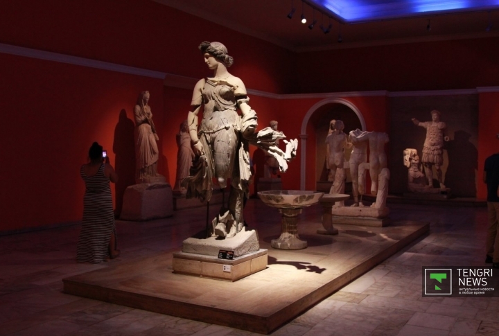 Зал богов или скульптурный зал. Здесь экспонируются статуи героев мифов, датируемые II-III веками нашей эры, древнеримского периода. Они были найдены при раскопках в Перге. Фото ©Владимир Прокопенко.