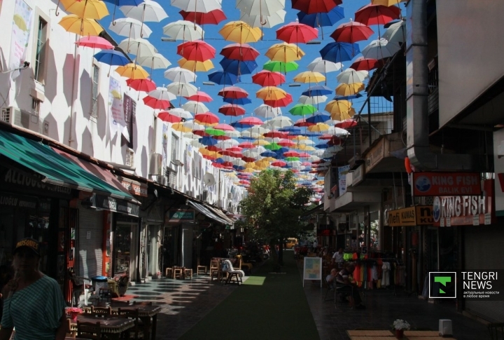Улица зонтиков в Анталии. Фото ©Владимир Прокопенко