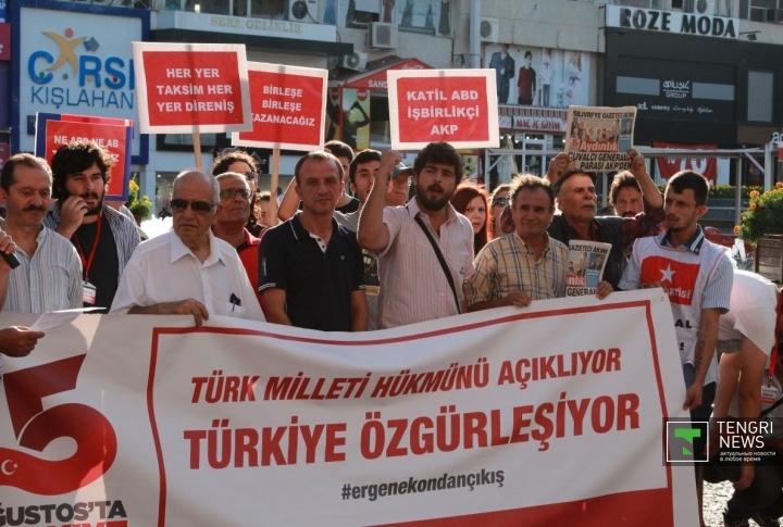 Митингующие выступают за свободу Турции от других стран. ©Владимир Прокопенко